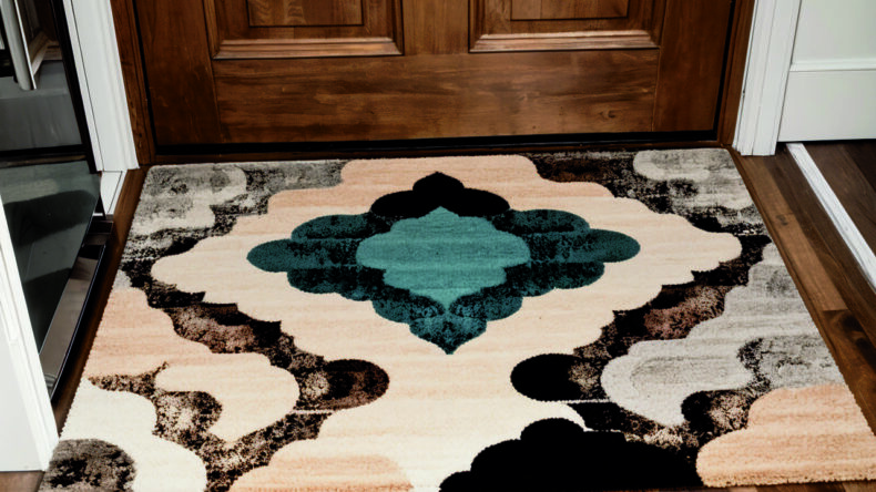 Коврики у входной двери: размеры и материалы